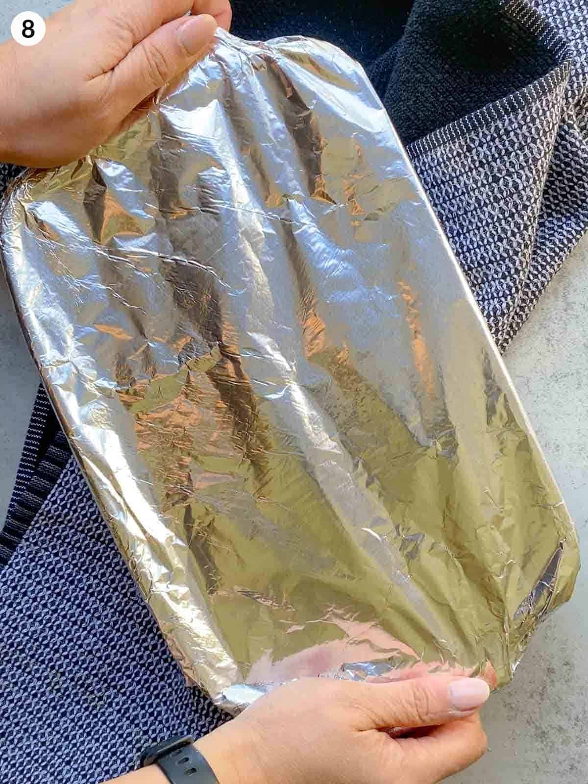 Covering a ceramic side dish with aluminium foil